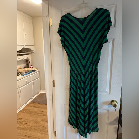 Olivia Moon v-neck high/low dress in a chevron pattern. Size L. - Picture 10 of 11